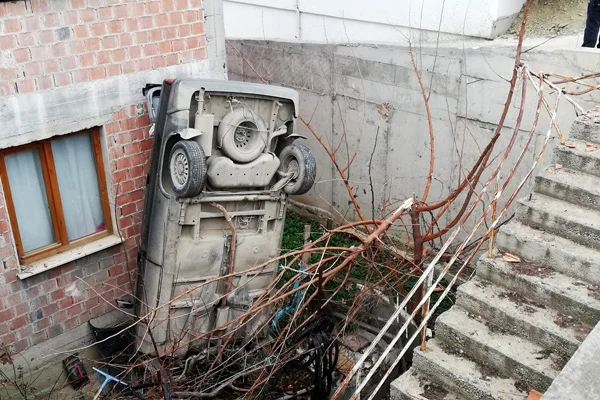 Çorum'da otomobil evin bahçesine düştü: 2 yaralı