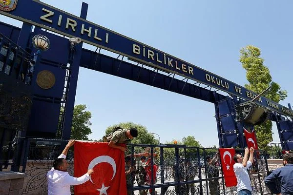 Darbeye karşı durarak tankları kullanılamaz hale getirmişler