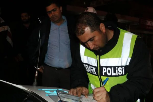 Direksiyon başında okey oynayan halk otobüsü şoförü yakalandı.
