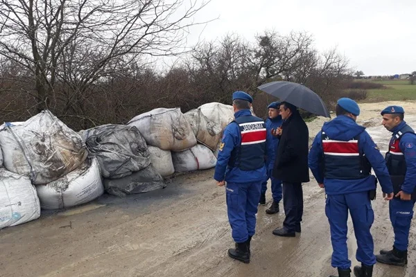 Ekipler yaklaşık 20 ton kimyasal atık olduğu ileri sürülen toz ele geçirdi