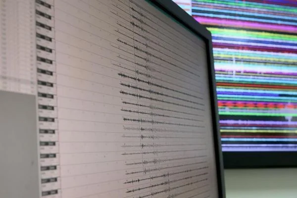 Endonezya'da 6,1 büyüklüğünde deprem