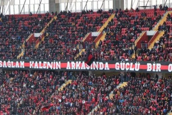Eskişehirspor taraftarı Barış Manço'yu unutmadı