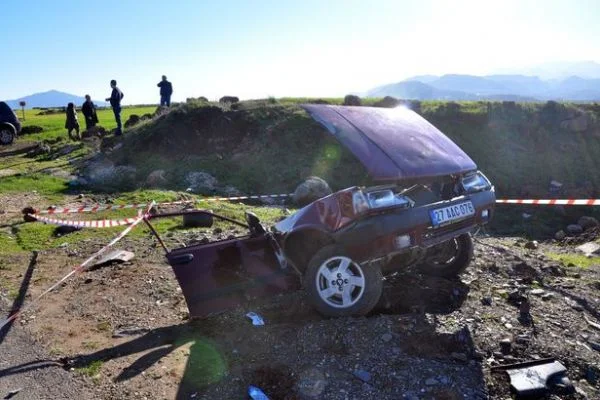 Feci kazada otomobil ortadan ikiye bölündü: 1 ölü