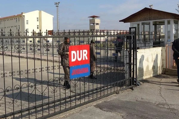 FETÖ tutuklusuna gelen kargodan harici bellek çıktı