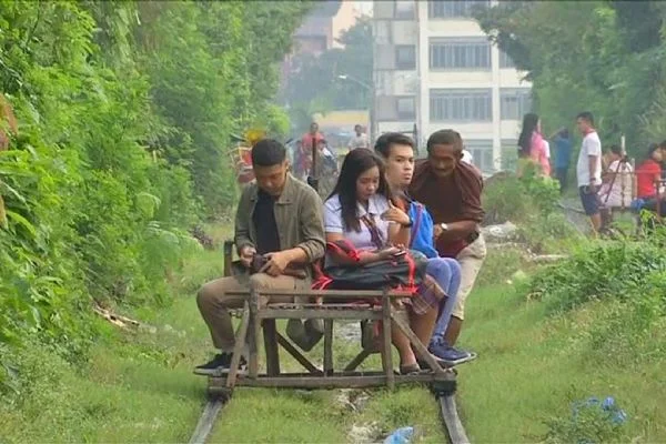 Filipinler'de girişimciler kendi icatlarıyla demir yolu taşımacılığı yapıyor