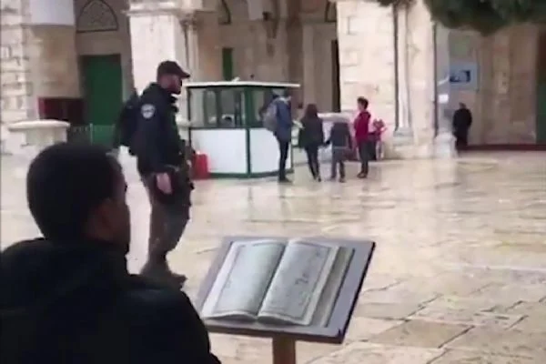 Filistinli genç Siyonistlerin Mescid-i Aksa baskınına Kur'an-ı Kerim okuyarak tepki gösterdi