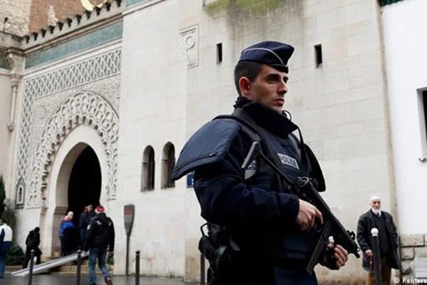 Fransa'da 7 cami kapandı