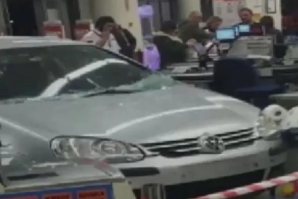 Fren yerine gaza basan sürücü markete daldı