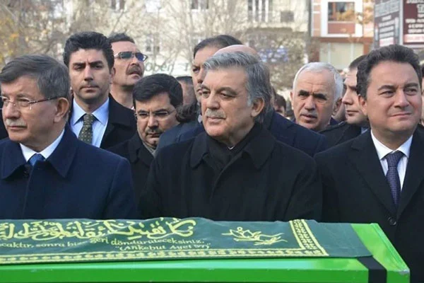 "Gül pek sıcak bakmasa da Babacan'ın Davutoğlu konusunda ısrarlı olduğu söyleniyor"