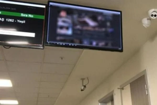 Hasta bilgilendirme ekranında cinsel içerikli görüntüler