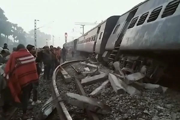 Hindistan'da tren kazası: 7 ölü, 10 yaralı