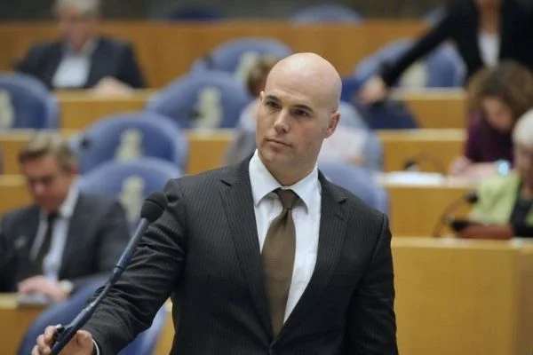 Hollandalı eski PVV milletvekili İslam karşıtı kitap yazarken Müslüman oldu
