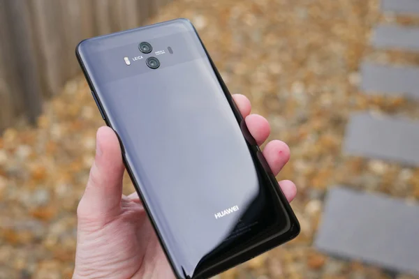 Huawei, katlanabilir akıllı telefonu Mate X'i tanıttı