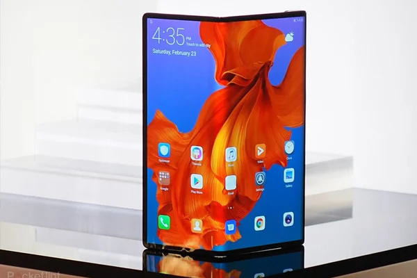 Huawei katlanabilir telefonunu tanıttı
