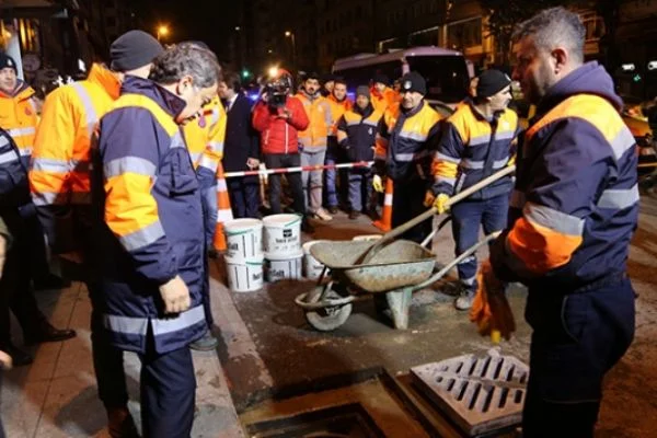 İBB ekipleri gece temizliği yaptı
