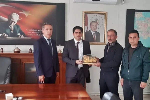 İHH gönüllülerine hediye dağıttı