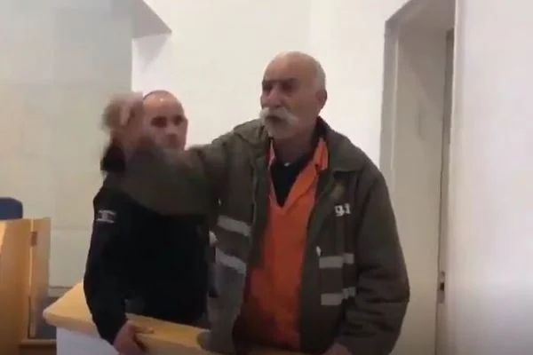 İşgalci İsrail askerinin gözaltına aldığı 69 yaşındaki adamın mesajı: Toprağımıza ve kimliğimize sahip çıkın