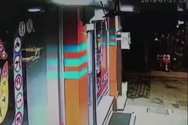 İşlek cadde'de kimseye aldırmadan hırsızlık yaptılar