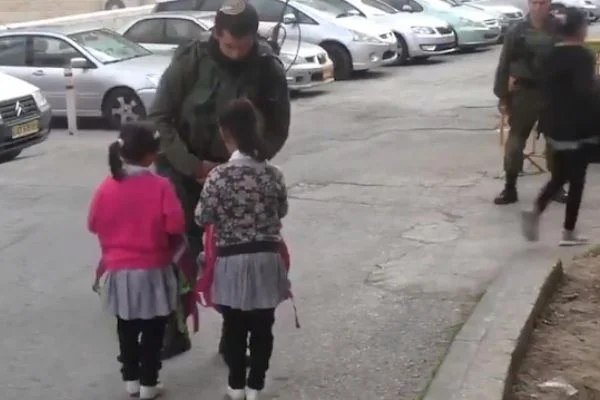 İsrail askeri güvenlik bahanesiyle küçük çocukların çantasını aradı