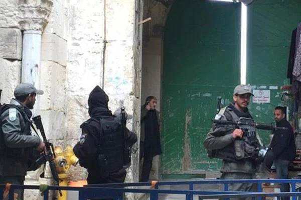 İsrail askerleri, görme engelli Filistinli'yi darp etti