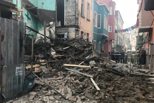 İstanbul Fatih'te 4 katlı bina çöktü