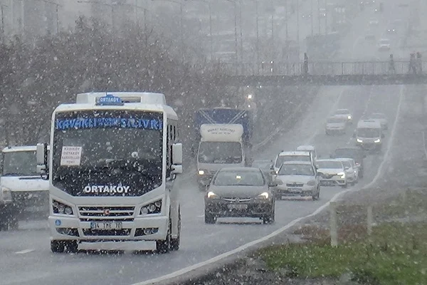 İstanbul'un bazı ilçelerinde kar yağışı etkili oluyor