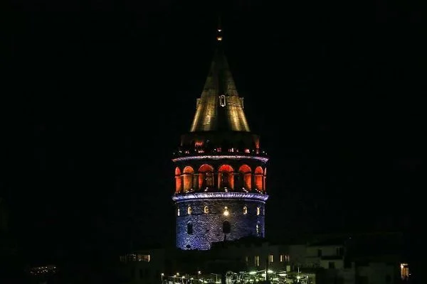 İstanbul'un simgeleri 'mavi-turuncuya' büründü