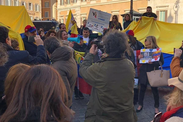 İtalya halkı Maduro'ya destek için sokaklarda