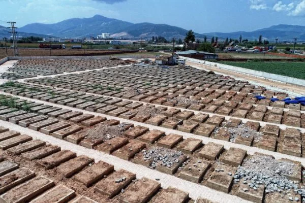 İzmir'de çift katlı mezar yapımı hazırlığı