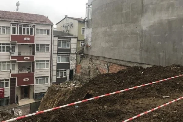 Kağıthane'de yıkılan binanın zemininde toprak kayması