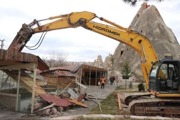 Kapadokya'da 7 kaçak yapı yıkıldı