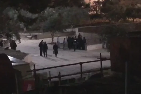 Kapıları açılan Mescid-i Aksa'da Filistinliler nöbete başladı