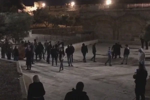 Kapıları açılan Mescid-i Aksa'da Filistinliler nöbete başladı