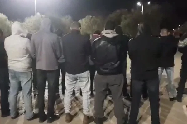Kapıları açılan Mescid-i Aksa'da Filistinliler nöbette