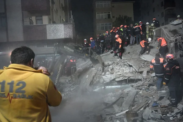 Kartal'da çöken binada 45 saat sonra mucize