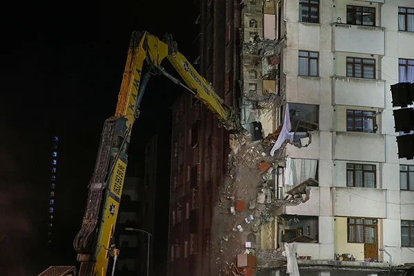 Kartal'da riskli binalardan ilkinin yıkımına başlandı