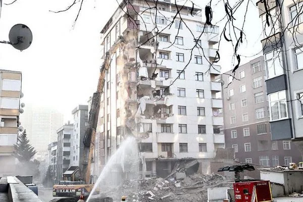 Kartal'da riskli binaların yıkımı devam ediyor