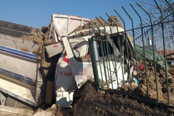 Kastamonu'da hafriyat kamyonu türbenin duvarına çarptı
