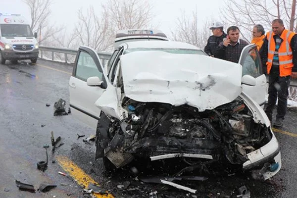 Kayseri'de 2 otomobil kafa kafaya çarpıştı