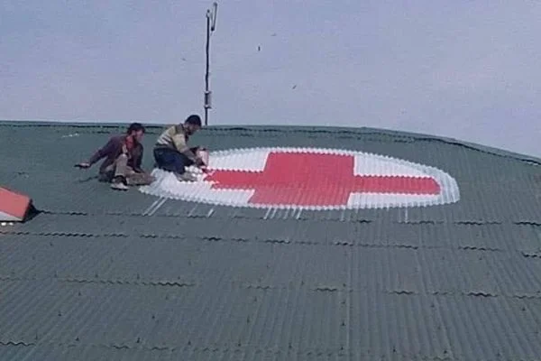 Keşmirliler çatılara 'kızıl haç' çiziyor