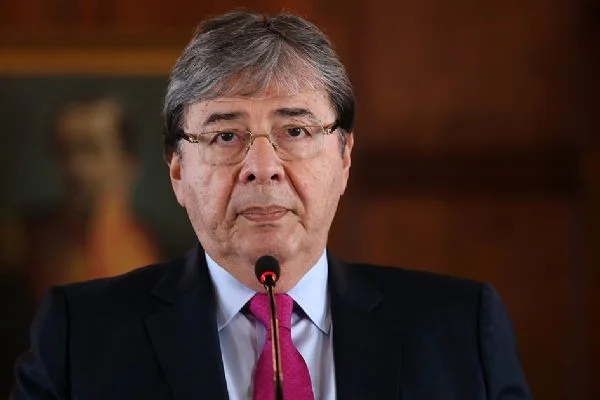Kolombiya Maduro'nun diplomatik ilişkileri kesme kararını tanımadı