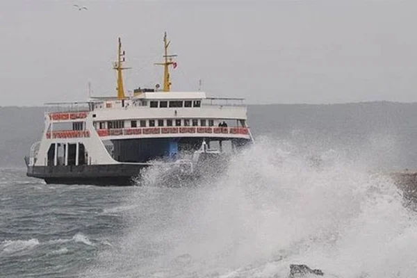 Kuzey Ege'de fırtına deniz ulaşımını engelledi