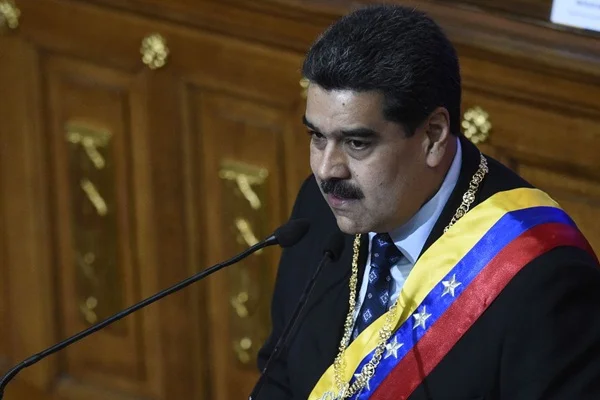 Maduro'nun ülkeyi terk etmesi için toplandılar