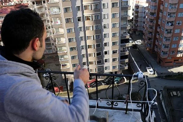 Markete gitmeye üşenince evinin balkonuna teleferik kurdu