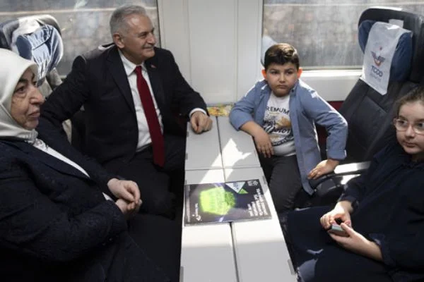 Meclis Başkanlığı görevini devreden Binali Yıldırdım, İstanbul'a hızlı tren ile gitti