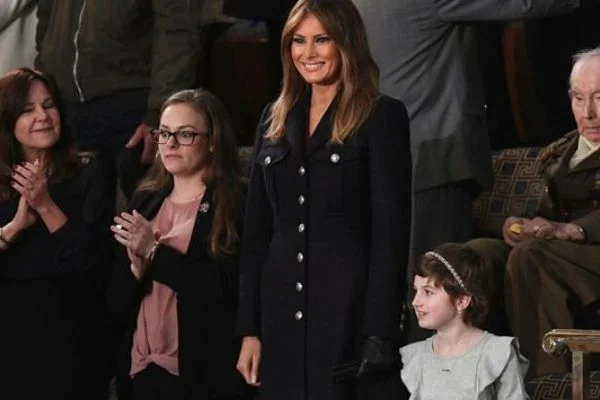 Melania Trump'ın eldivenleri sosyal medyada alay konusu oldu