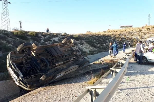 Mersin'da minibüs şarampole yuvarlandı: 10 yaralı