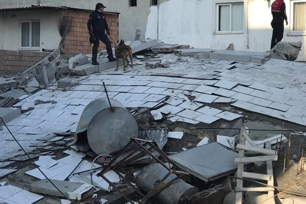 Mersin'de 5 katlı bina çöktü