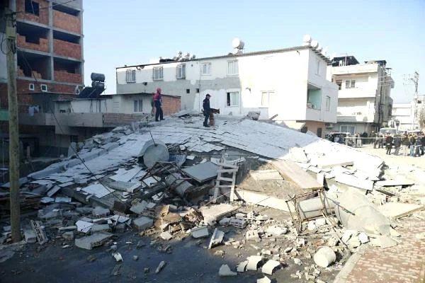 Mersin'de 5 katlı bina çöktü