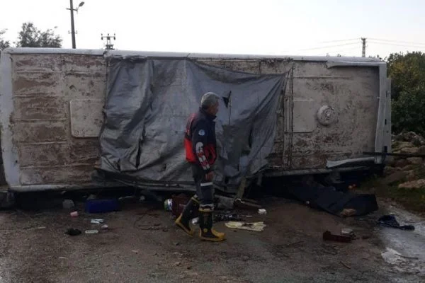 Mersin'de trafik kazası: 1 ölü, 15 yaralı